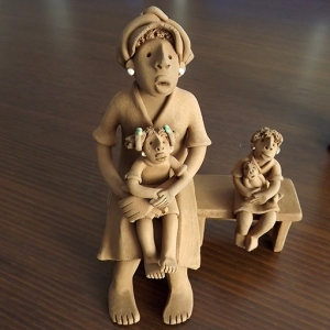 Estatueta de mulher com filhos